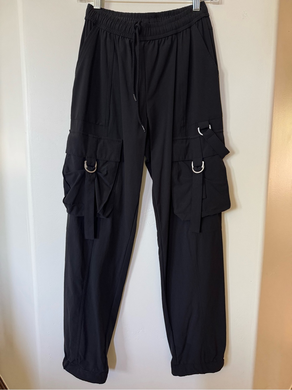 ALO Yoga Black cargo pocket joggers.